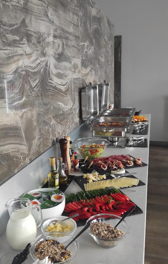 Macropolis Apartments Мисколк Екстериор снимка